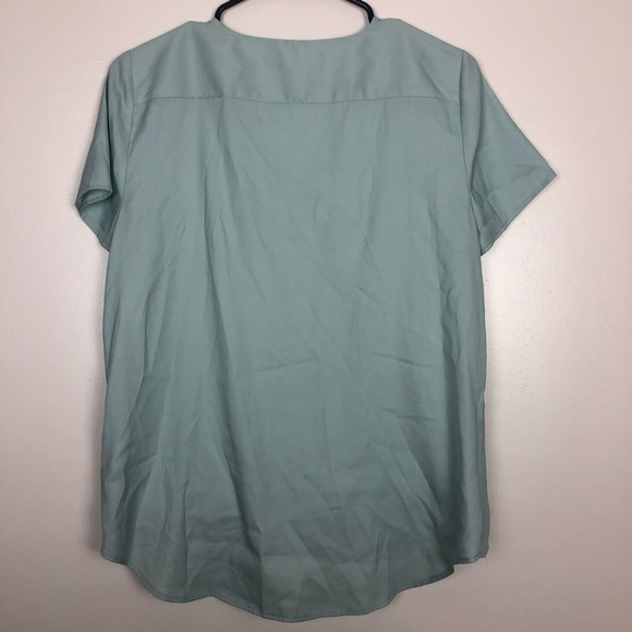 Vince Camuto Floral Cross Over Short Sleeve Top - Picture 5 of 7